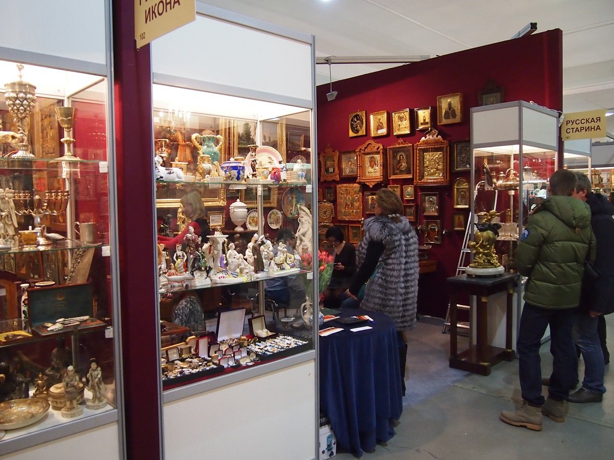 Магазин антиквариата и известные коллекционеры антиквариата открывают выставку-ярмарку