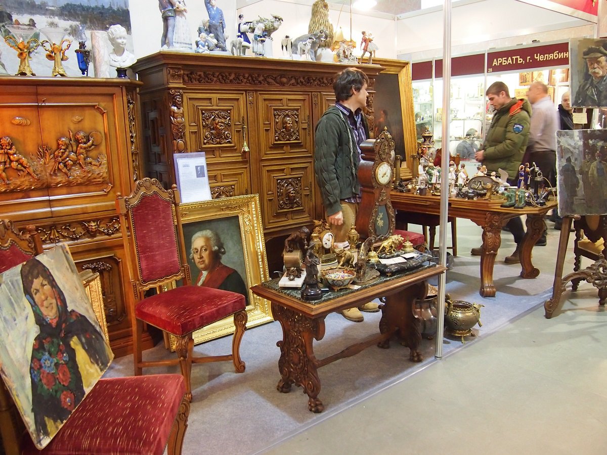 Старинная мебель (купить можно на нашей выставке-ярмарке) представляет больший интерес для многих
