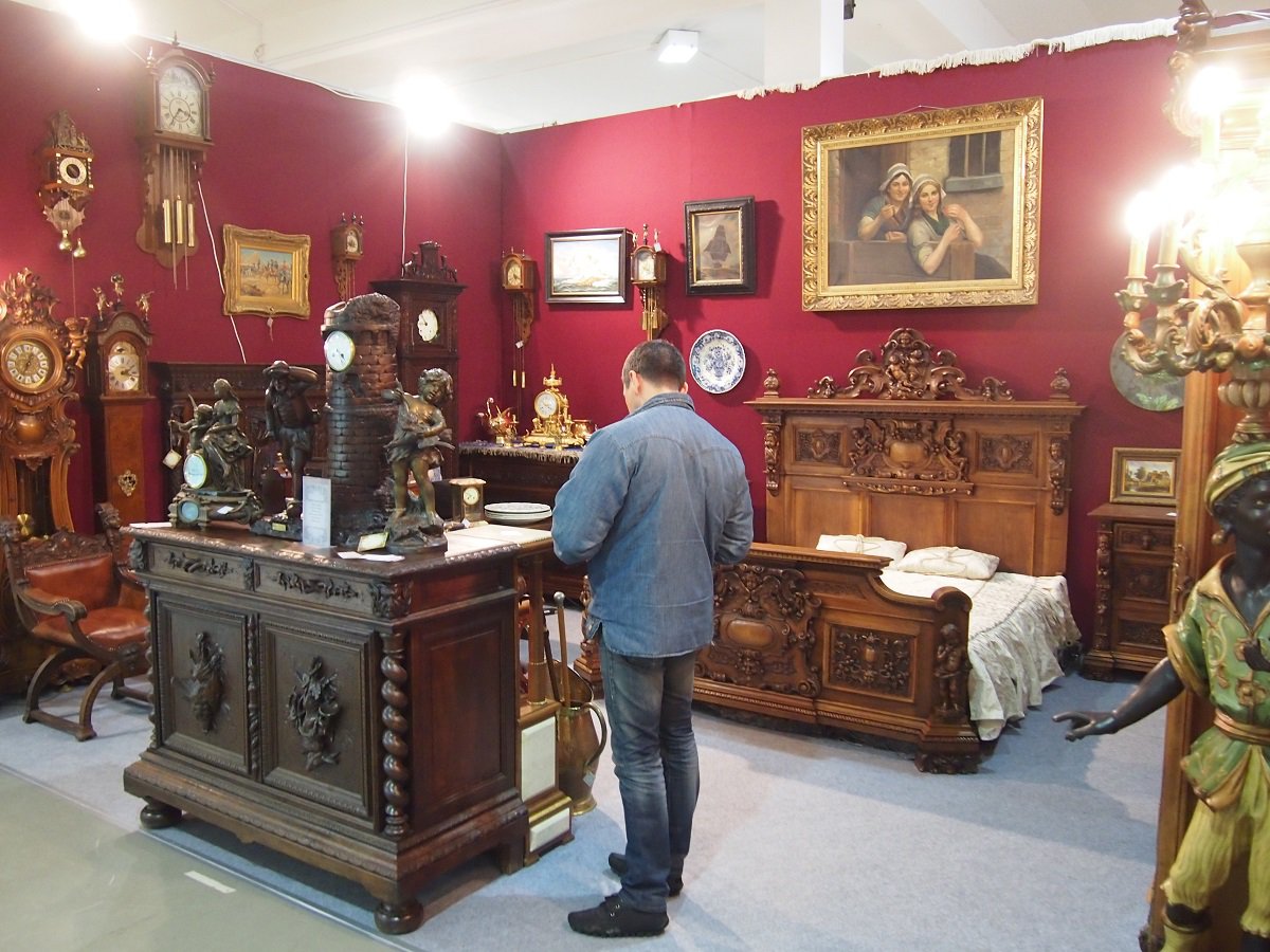 Продам старинную мебель мастеров различных эпох - с таким желанием многие коллекционеры едут к нам на выставку