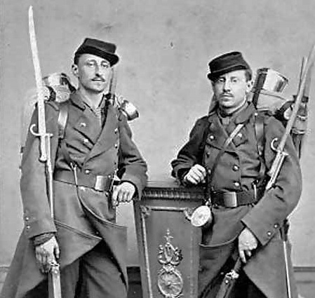 Французские солдаты с винтовками Шасспо с примкнутыми штыками