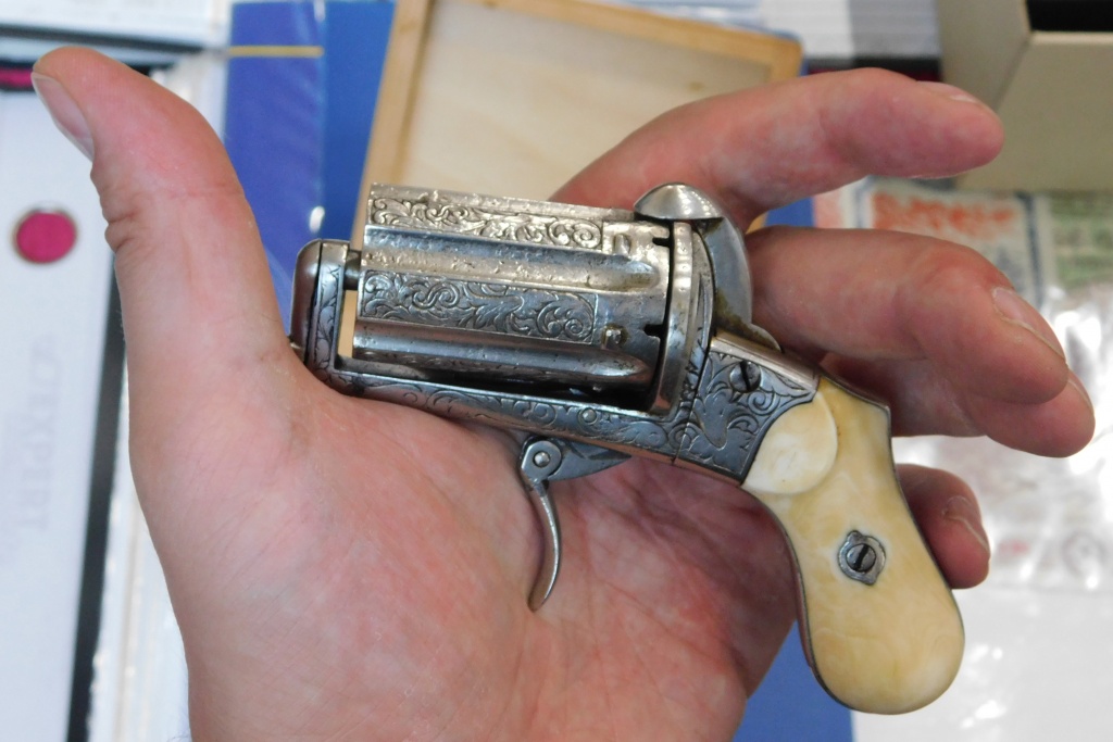 Пеппербокс производства Бельгия, г.Льеж, середина XIX века, инкрустация, костяная накладка на рукояти. 