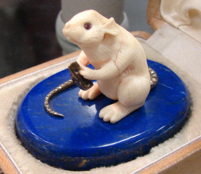 Мышка - антикварная статуэтка, хвост декорирован бриллиантами. 